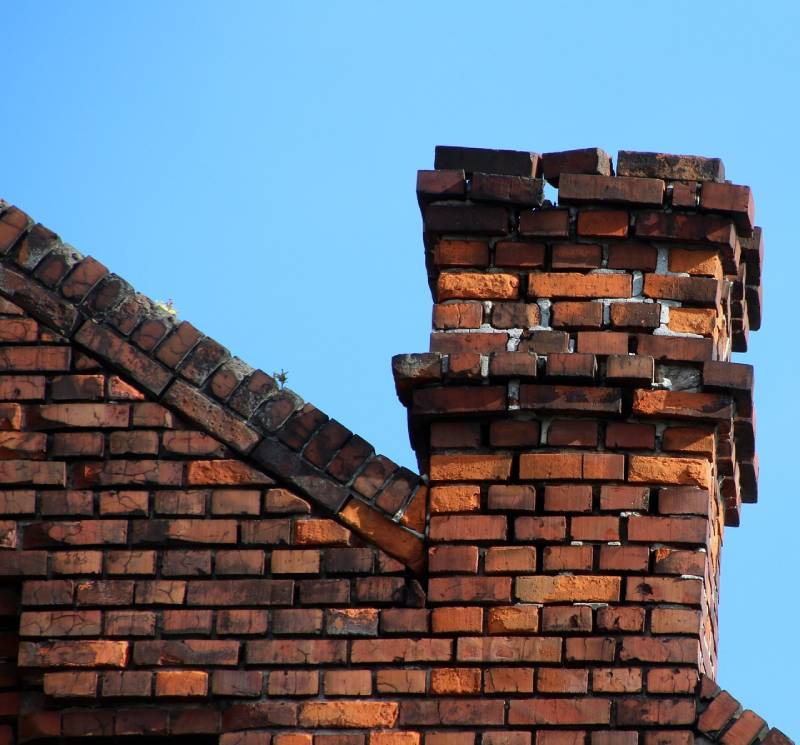 Signs Your La Grange Home Needs a Chimney Inspection Blog Article - Damaged chimney on an La Grange home showing cracks and missing mortar